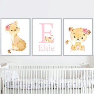 Arte de pared con letras iniciales de león para imprimir, decoración de guardería de niña, póster personalizado con nombre para dormitorio infantil, juego de 3 unidades, lienzo para regalo digital