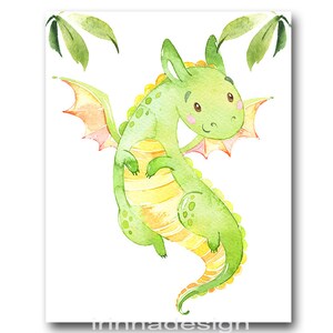 Pode incluir: Ilustra&ccedil;&atilde;o em aquarela de um simp&aacute;tico drag&atilde;o verde com detalhes amarelos e asas cor-de-rosa. O drag&atilde;o est&aacute; sorrindo e rodeado por folhas verdes. A obra de arte est&aacute; em um fundo branco.