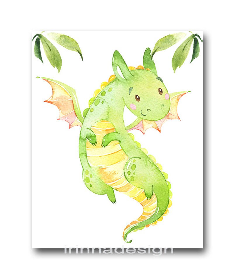 Pode incluir: Ilustra&ccedil;&atilde;o em aquarela de um simp&aacute;tico drag&atilde;o verde com detalhes amarelos e asas cor-de-rosa. O drag&atilde;o est&aacute; sorrindo e rodeado por folhas verdes. A obra de arte est&aacute; em um fundo branco.