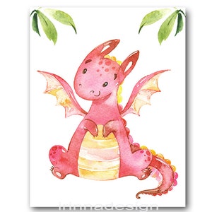 Pode incluir: Ilustra&ccedil;&atilde;o em aquarela de um drag&atilde;o rosa com detalhes e asas amarelas. O drag&atilde;o est&aacute; sentado com as asas abertas, com detalhes de folhas verdes no topo. O nome do artista, "irinadesign", est&aacute; na parte inferior.