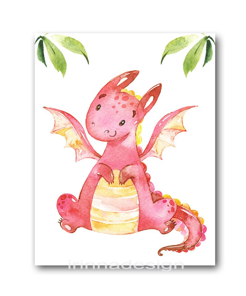 Pode incluir: Ilustra&ccedil;&atilde;o em aquarela de um drag&atilde;o rosa com detalhes e asas amarelas. O drag&atilde;o est&aacute; sentado com as asas abertas, com detalhes de folhas verdes no topo. O nome do artista, "irinadesign", est&aacute; na parte inferior.