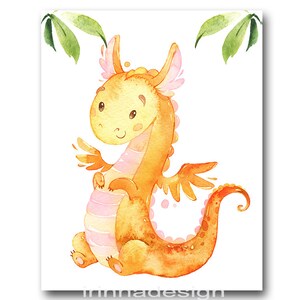 Pode incluir: Ilustra&ccedil;&atilde;o em aquarela de um simp&aacute;tico drag&atilde;o laranja com detalhes em rosa e pequenas asas. O drag&atilde;o est&aacute; sentado com a cauda curvada e um rosto sorridente. Folhas verdes nos cantos superiores da imagem.