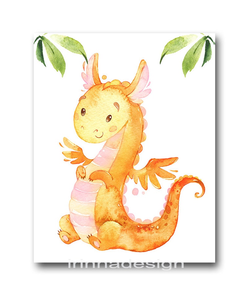 Pode incluir: Ilustra&ccedil;&atilde;o em aquarela de um simp&aacute;tico drag&atilde;o laranja com detalhes em rosa e pequenas asas. O drag&atilde;o est&aacute; sentado com a cauda curvada e um rosto sorridente. Folhas verdes nos cantos superiores da imagem.
