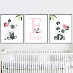 Impresiones con letras iniciales, decoración de guardería para niña, arte de pared con panda, nombre personalizado, habitación de niños, juego de 3 imágenes digitales en lienzo rosa y gris