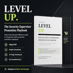 Op de afbeelding: Een wit boek getiteld LEVEL UP. THE SECURITY SUPERVISOR PROMOTION PLAYBOOK met limoengroene accenten, naast een zwart boek met het VK-logo. De tekst bevat details over een 30-daags loopbaanontwikkelingssysteem en een werkboek van 41 pagina's door VantaWorksCo.