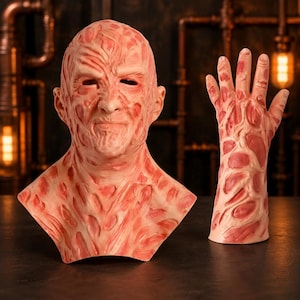 Peut inclure: Un masque couvrant toute la tête et un gant assorti présentant une apparence de peau texturée, cicatrisée et brûlée dans des tons rose pâle et rouge foncé. Le masque affiche une structure faciale humaine avec des ouvertures pour les yeux.