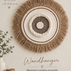 Op de afbeelding: Een ronde wandhanger met concentrische lagen van crème, beige en donkergrijs garen, een gevlochten wollen rand en een ring van kleine houten kralen. De buitenrand is afgewerkt met een dikke, getextureerde franje. Tekst: HANDMADE WITH LOVE in the Netherlands, Wandhanger, Meerdere variaties mogelijk! Kijk bij de foto's of stuur me een berichtje!