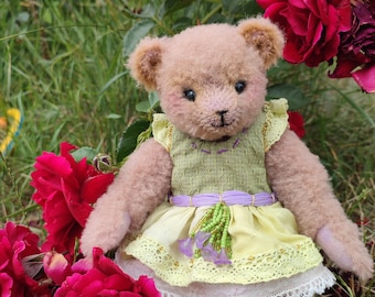 Artist teddy bear - Elizabeth