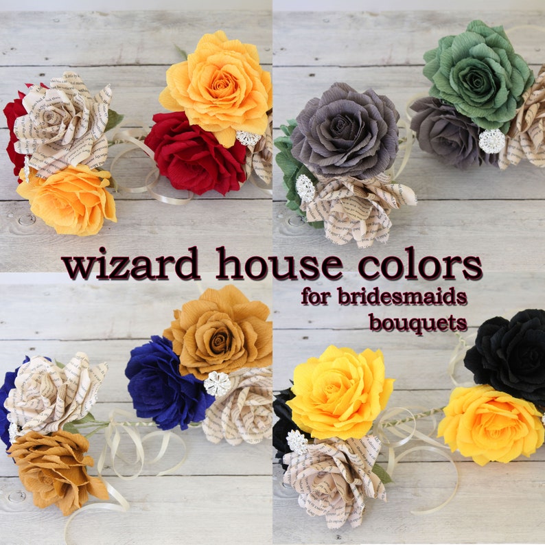 Puede incluir: Colores de las casas de los magos para los ramos de las damas de honor. Los ramos est&aacute;n hechos de flores de papel en amarillo, rojo, azul, verde, negro y gris. Los ramos est&aacute;n dispuestos en una fila sobre una superficie de madera.