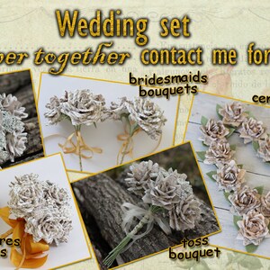 Puede incluir: Un conjunto de ramos de flores de papel para bodas, que incluye un ramo de novia, ramos de damas de honor, un ramo para lanzar, boutonnieres, corsages, centros de mesa y guirnaldas. Las flores est&aacute;n hechas de papel blanco y tienen un aspecto vintage.
