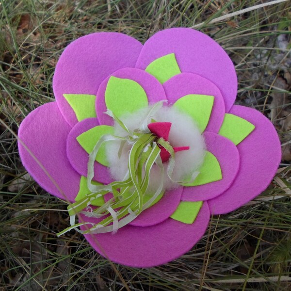 Grande Fleur rose et vert anis en feutrine, laine et tissu, décoration, maison, fait main, création Carolune, pièce unique, artisanat