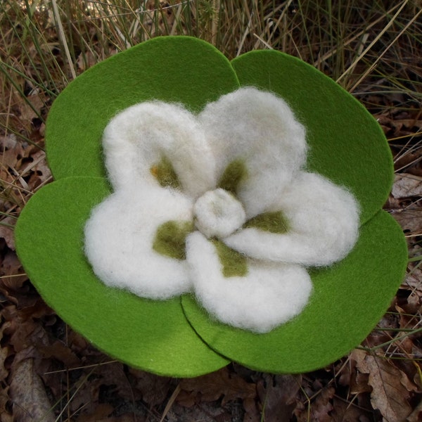 Grande Fleur Kaki en feutrine et laine cardée, décoration, maison, fait main, création Carolune, pièce unique, artisanat