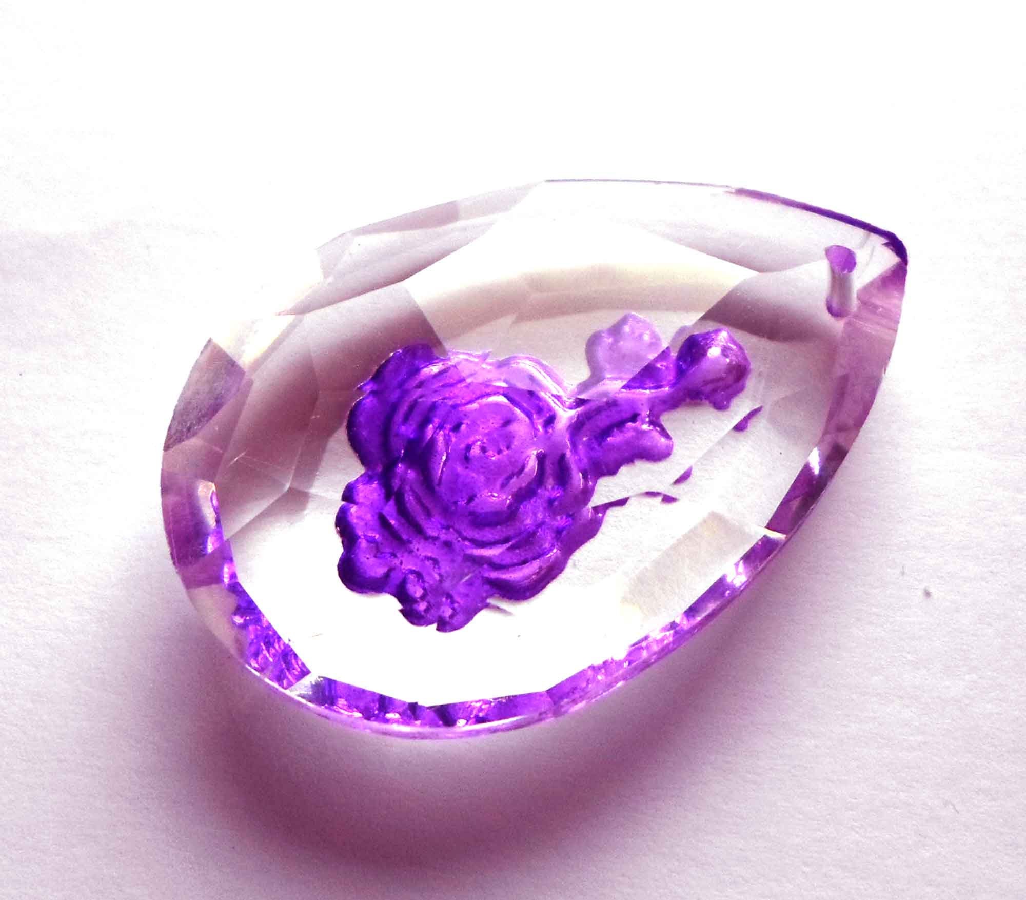 Goutte gravée fleur violette cristal à facettes 47x30 mm