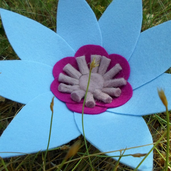 Grande Fleur bleue en feutrine et laine cardée, décoration, maison, fait main, création Carolune, pièce unique, artisanat