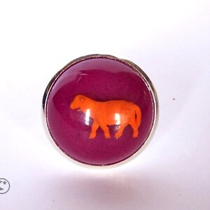 Bague boule en résine "Mouton" orange et violette sur un support réglable plaqué argent création Carolune