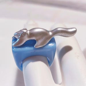 Anillos de fantasía "Les biduleries" sobre soporte de resina, anillos de animales de colores, ardillas, varias creaciones disponibles.