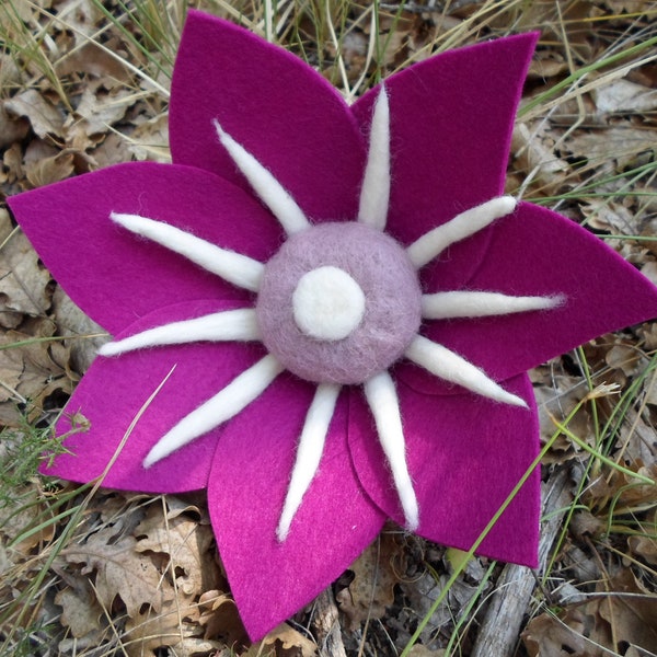 Grande Fleur lie de vin en feutrine et laine cardée, décoration, maison, fait main, création Carolune, pièce unique, artisanat