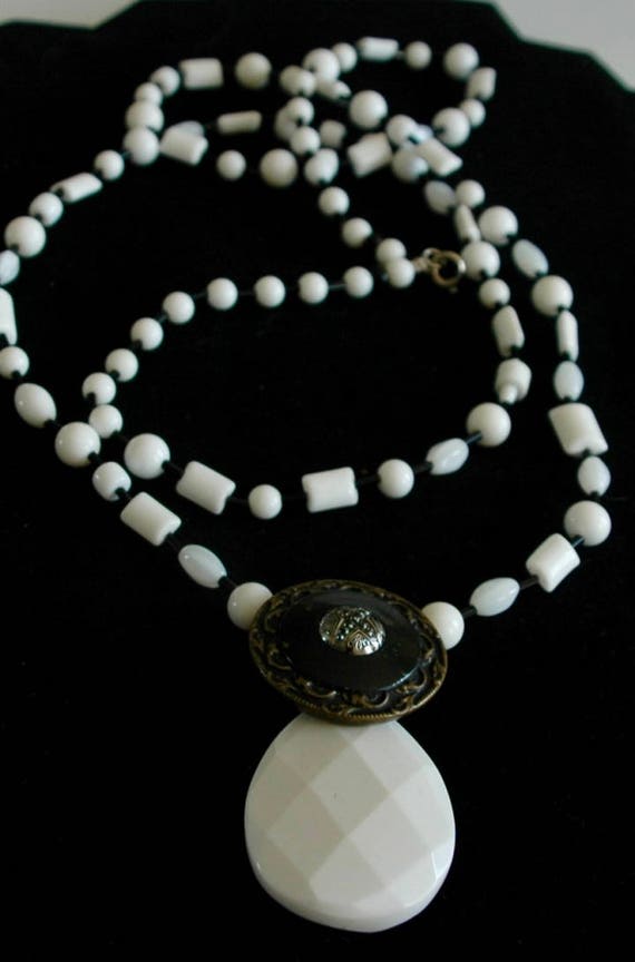 Long Black and White Glass Bead Necklace with Pen… - image 2
