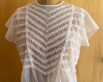 Roze nylon blouse met ruches uit de jaren 50 - 'Flirty Ruffs'