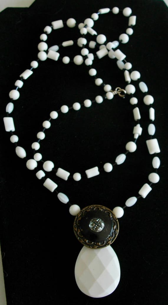 Long Black and White Glass Bead Necklace with Pen… - image 1