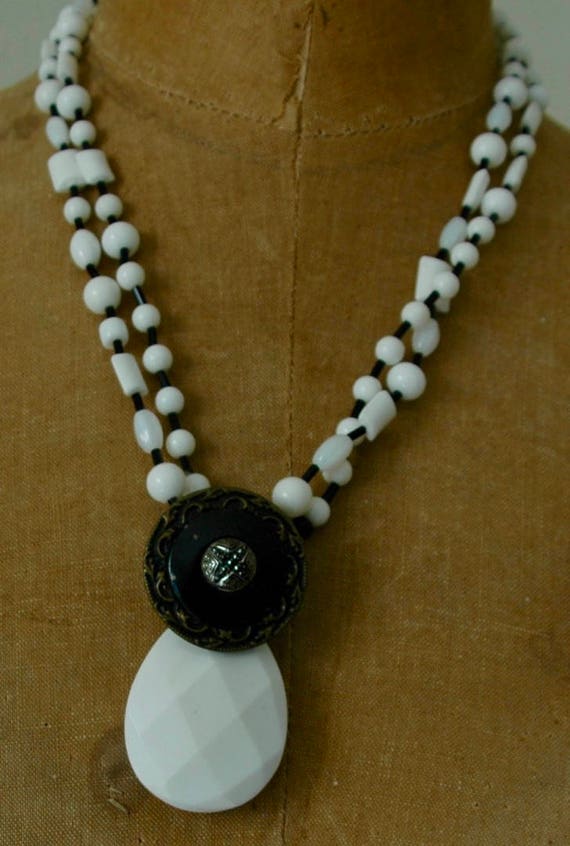 Long Black and White Glass Bead Necklace with Pen… - image 5