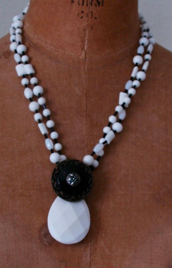 Long Black and White Glass Bead Necklace with Pen… - image 4