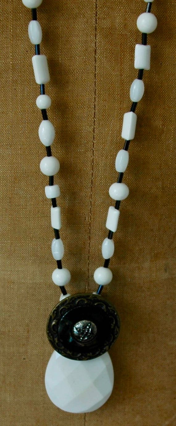 Long Black and White Glass Bead Necklace with Pen… - image 3