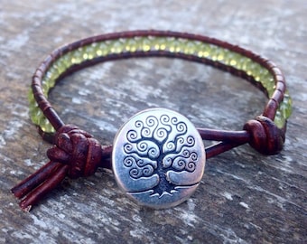 peridoot kralen lederen wikkelarmband limoengroen en zilver wikkelarmband met zilveren boom augustus geboortesteen verjaardagscadeau handgemaakt