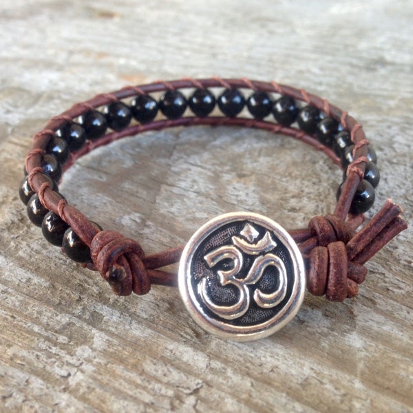 Pulsera de cuero con cuentas de turmalina negra Om para chakra raíz, unisex, hecha a mano para hombres y mujeres.