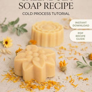 Può includere: Due saponette giallo chiaro a forma di fiore sono mostrate con petali di calendula essiccati sparsi. Il testo recita: CALENDULA SOAP RECIPE, COLD PROCESS TUTORIAL, INSTANT DOWNLOAD, PDF RECIPE GUIDE. Lo sfondo è un tessuto di colore neutro.