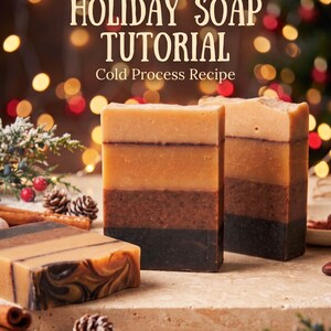 Pode incluir: Três barras de sabão retangulares com camadas horizontais em tons de bege, castanho claro, castanho escuro e preto. O texto HOLIDAY SOAP TUTORIAL Cold Process Recipe é exibido acima dos sabões contra um fundo desfocado.