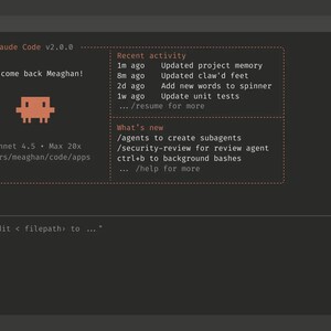 Peut inclure: Une fenêtre de terminal gris foncé intitulée Claude Code v2.0.0. Elle affiche un message de bienvenue, un personnage orange pixélisé, des journaux d'activité récente et une section nouveautés. Une invite de commande indique try edit <filepath> to.