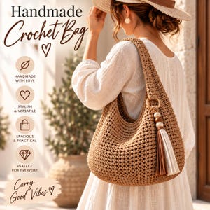 Può includere: Una borsa a spalla all'uncinetto color marrone chiaro con un motivo a maglia testurizzato, un anello di giunzione circolare in legno e una nappa decorativa composta da perline di legno e strisce di tessuto bianco e marrone, con testo sovrapposto.