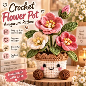 Op de afbeelding: Een haakpatroon voor een amigurumi bloempot met een witte pot met een lachend gezicht, een bruine basis en roze en witte bloemen met gele harten. De tekst bevat Crochet Flower Pot Amigurumi Pattern en Handmade with Love.
