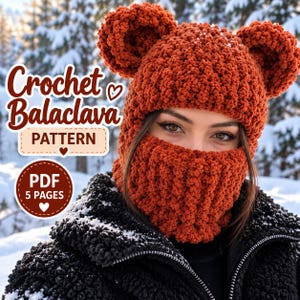 Op de afbeelding: Een roestkleurige gehaakte bivakmuts met twee ronde, beerachtige oren aan de bovenkant en een geribbeld nekgedeelte. De tekst op de afbeelding luidt Crochet Balaclava PATTERN en PDF 5 PAGES. Het item is gemaakt van dik, getextureerd garen.