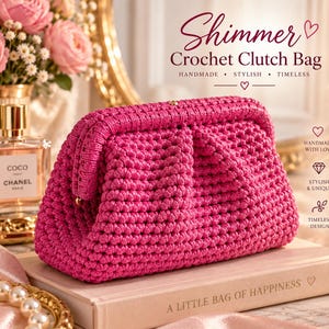 Può includere: Una pochette all'uncinetto rosa brillante con una superficie testurizzata e annodata e una chiusura a telaio in metallo dorato. La borsa è mostrata con il testo Shimmer Crochet Clutch Bag, Handmade, Stylish, Timeless e A Little Bag of Happiness.
