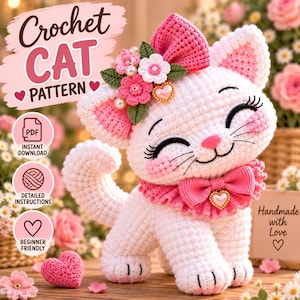 Op de afbeelding: Een wit gehaakt kattenspeeltje met roze accenten, voorzien van een grote roze strik op het hoofd versierd met bloemen en parels, een roze ruchekraag met een hartvormige bedel en gesloten ogen met lange wimpers. Tekst leest Crochet CAT PATTERN.