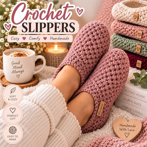 Könnte beinhalten: Ein Paar altrosa gehäkelte Hausschuhe mit strukturiertem Stichmuster und einem kleinen rechteckigen Holzschild mit der Aufschrift Handmade. Die Hausschuhe werden an den Füßen getragen und sind von einer weißen Tasse mit dem Text Good Mood Always umgeben.