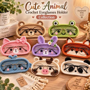 Könnte beinhalten: Eine Sammlung von acht gehäkelten Brillenhaltern in Form verschiedener Tiere, darunter Bär, Frosch, Katze, Hase, Fuchs, Wal, Kuh und Panda. Jeder Halter zeigt ein individuelles Tiergesicht und enthält eine Brille mit Metallrahmen.