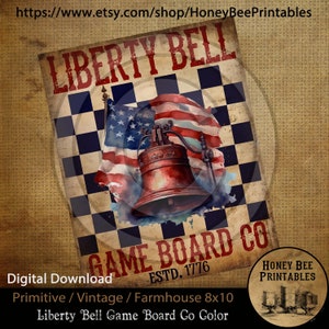 Puede incluir: Una descarga digital de un diseño imprimible de 20,3 x 25,4 cm con un logotipo vintage de Liberty Bell Game Board Co. con una bandera estadounidense, una campana y un fondo a cuadros. El texto "ESTD. 1776" está incluido en el diseño.