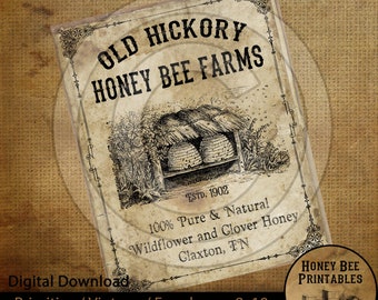 Könnte beinhalten: Vintage-Druckbares Schild für Old Hickory Honey Bee Farms, gegründet 1902, mit einer Schwarzweißillustration von Bienenstöcken und dem Text "100% Rein & Natürlich Wildblumen- und Kleehonig Claxton, TN".