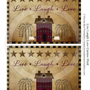 Może przedstawiać: Drukowany wzór przedstawiający wiejski dom z czerwonymi drzwiami i dwie owce, otoczone płaczącymi wierzbami. Tekst "Live Laugh Love" jest napisany kursywą nad domem. Wzór jest umieszczony na tle brązowych i czarnych kwadratów w kratkę.