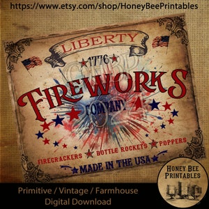 Może przedstawiać: Drukowany znak w stylu vintage w kolorach czerwonym, białym i niebieskim z tekstem "Liberty 1776 Fireworks Company" z wybuchem fajerwerków w tle. Znak zawiera również tekst "Firecrackers, Bottle Rockets, Poppers, Made in the USA".