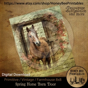Puede incluir: Descarga digital de una imagen de estilo vintage con un caballo marrón de pie en la entrada de un granero. La imagen mide 8x8 pulgadas y es adecuada para decoupage, sublimación y otros proyectos de artesanía. La imagen incluye el texto "Spring Horse Barn Door".