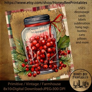Könnte beinhalten: Ein digitaler Download eines Vintage-Bildes mit einem Glasgefäß gefüllt mit roten Beeren, umgeben von grünen Kiefernästen und Stechpalmenblättern. Das Bild hat eine rustikale, ländliche Ästhetik und ist perfekt für Bastelprojekte wie Decoupage, Karten, Etiketten und mehr. Das Bild ist 20,32 x 25,4 cm groß und hat 300 DPI.
