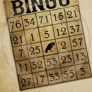 Puede incluir: Una tarjeta de bingo de estilo vintage con una ilustración de cuervo en el centro. La tarjeta presenta números del 1 al 76, dispuestos en una cuadrícula de 5x5. La tarjeta está impresa en un fondo de papel marrón con un aspecto desgastado.