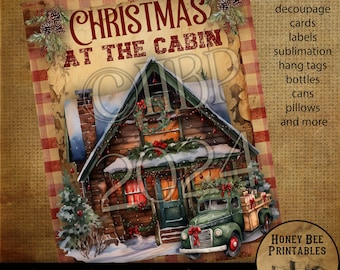Könnte beinhalten: Ein digitaler druckbarer Entwurf mit einem rustikalen Häuschen mit einem Weihnachtskranz an der Tür, einem roten Lastwagen mit Geschenken und dem Text "Weihnachten in der Hütte". Das Design ist perfekt für Bastelprojekte wie Decoupage, Karten, Etiketten und mehr.