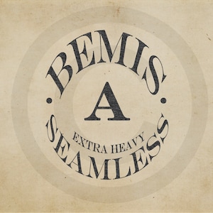Puede incluir: Un logotipo en blanco y negro con el texto "Bemis A Seamless Extra Heavy" en un círculo.