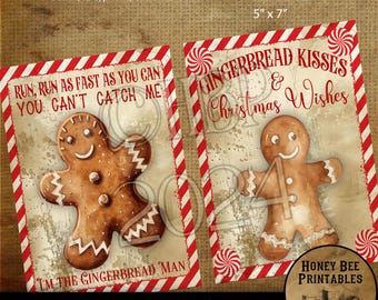 Könnte beinhalten: Set aus zwei druckbaren Karten im Format 12,7x17,8 cm mit Lebkuchenmännern und weihnachtlichen Sprüchen. Die erste Karte lautet "Lauf, lauf so schnell du kannst, du kannst mich nicht einholen, ich bin der Lebkuchenmann". Die zweite Karte lautet "Lebkuchenküsse & Weihnachtswünsche".