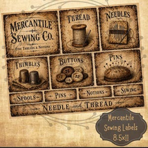 Può includere: Un collage in stile vintage con etichette a tema cucito. Le etichette includono illustrazioni di rocchetti di filo, aghi, bottoni e ditale. Il testo include "Mercantile Sewing Co." e "Needle and Thread". Le etichette misurano 21,59 x 27,94 cm.